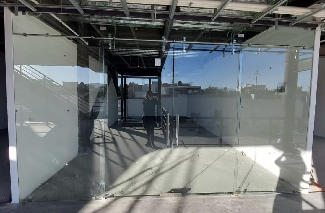 Fachada de local comercial con puertas de vidrio templado